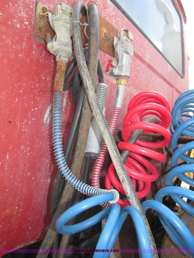 image for item H1159 1985 Mack Econodyne R686ST semi truck