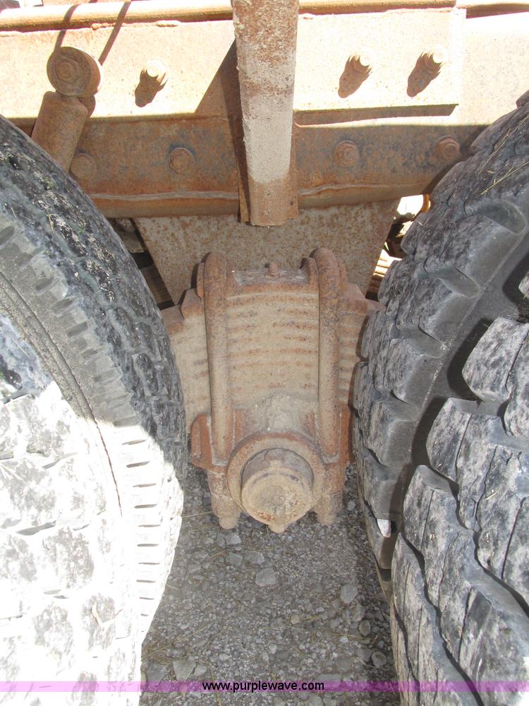 image for item H1159 1985 Mack Econodyne R686ST semi truck