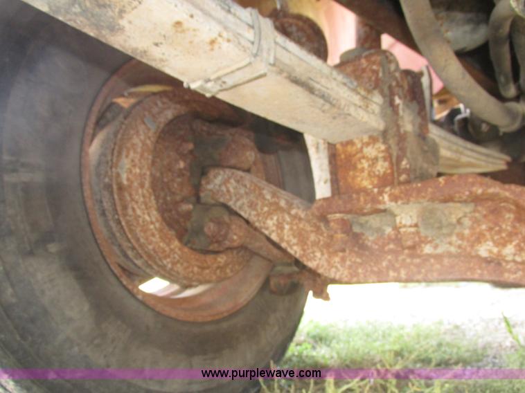 image for item H1159 1985 Mack Econodyne R686ST semi truck