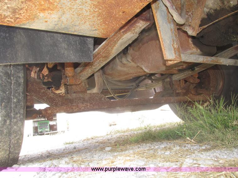 image for item H1159 1985 Mack Econodyne R686ST semi truck