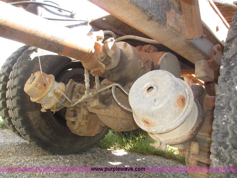 image for item H1159 1985 Mack Econodyne R686ST semi truck