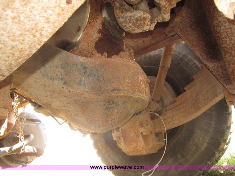 image for item H1159 1985 Mack Econodyne R686ST semi truck