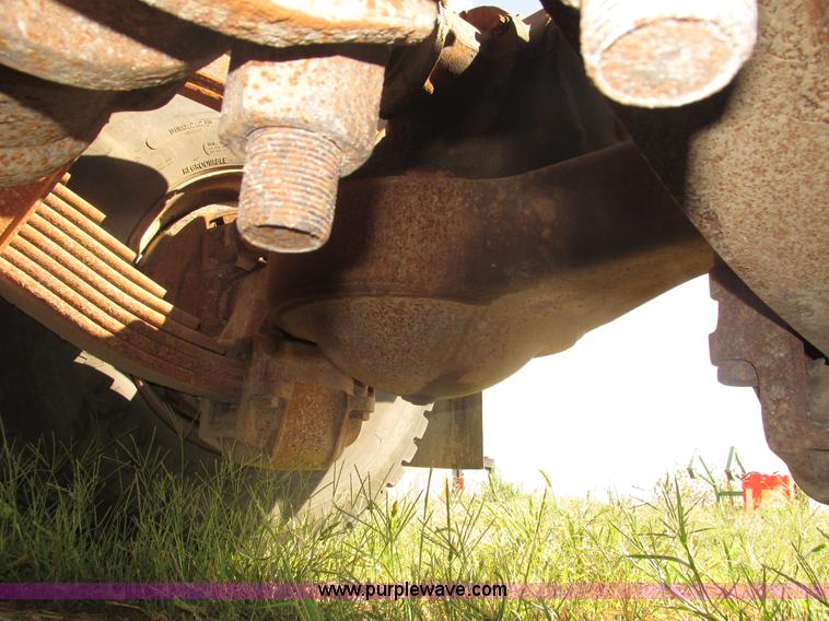 image for item H1159 1985 Mack Econodyne R686ST semi truck