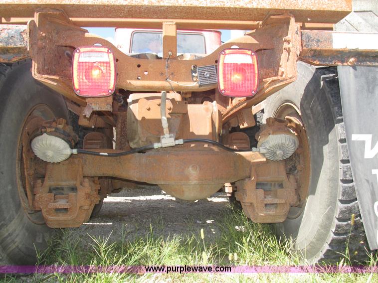 image for item H1159 1985 Mack Econodyne R686ST semi truck