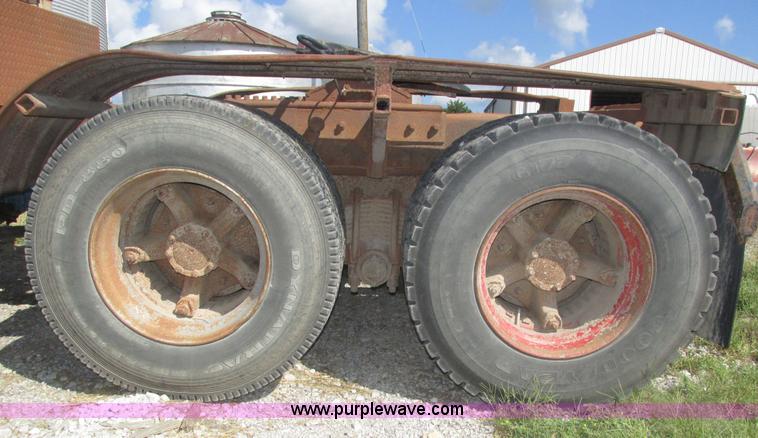 image for item H1159 1985 Mack Econodyne R686ST semi truck