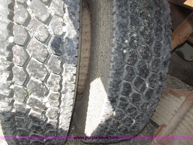 image for item H1159 1985 Mack Econodyne R686ST semi truck