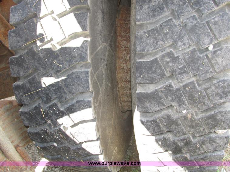 image for item H1159 1985 Mack Econodyne R686ST semi truck