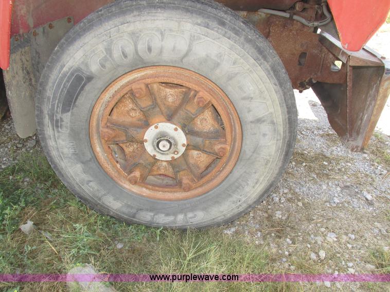 image for item H1159 1985 Mack Econodyne R686ST semi truck