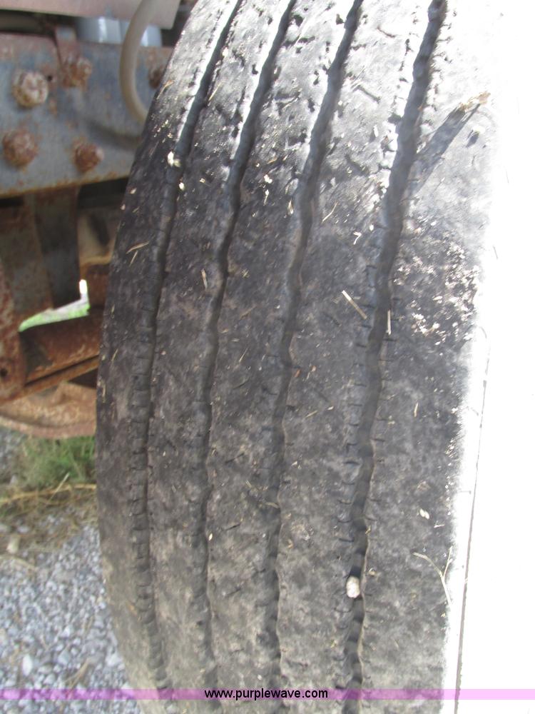 image for item H1159 1985 Mack Econodyne R686ST semi truck