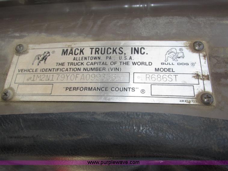 image for item H1159 1985 Mack Econodyne R686ST semi truck