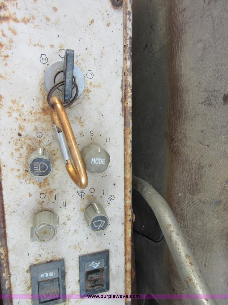 image for item I1976 1996 Daewoo DH130-2 excavator