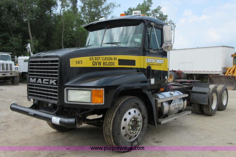 image for item I2003 2001 Mack CH613 semi truck