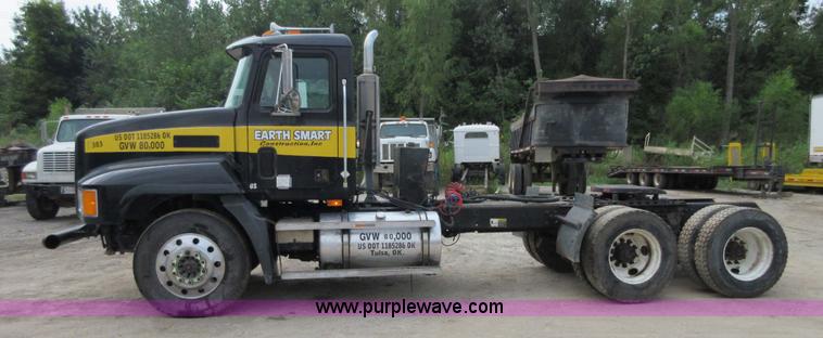 image for item I2003 2001 Mack CH613 semi truck