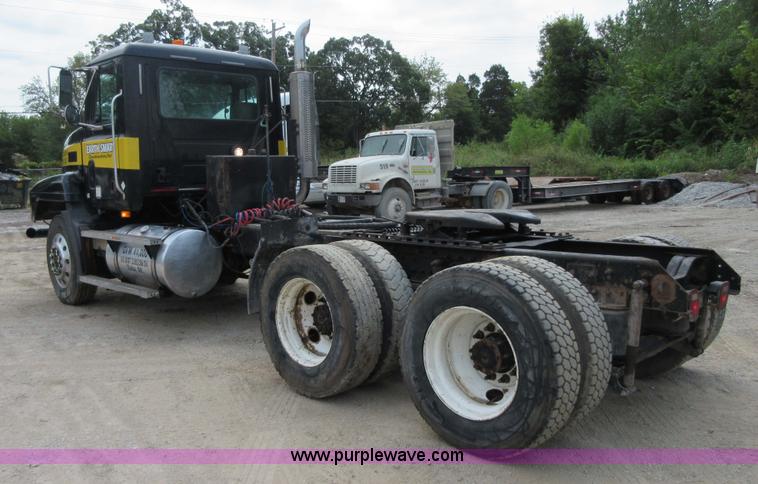 image for item I2003 2001 Mack CH613 semi truck