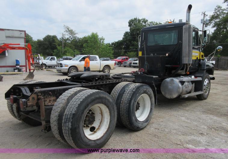 image for item I2003 2001 Mack CH613 semi truck