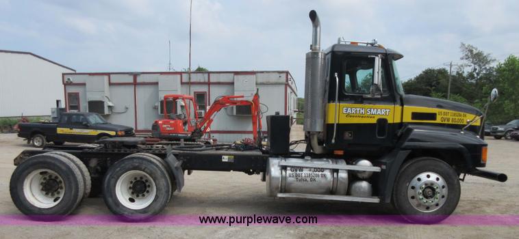 image for item I2003 2001 Mack CH613 semi truck