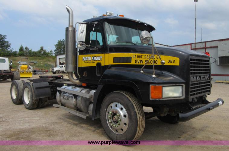 image for item I2003 2001 Mack CH613 semi truck