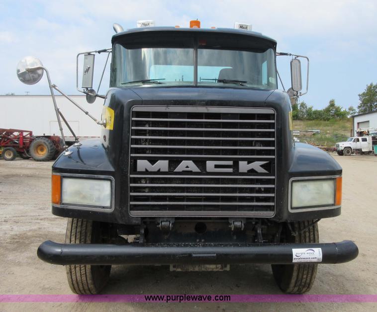 image for item I2003 2001 Mack CH613 semi truck