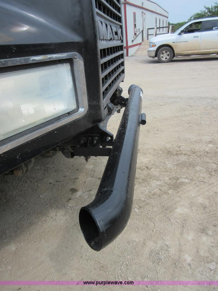 image for item I2003 2001 Mack CH613 semi truck