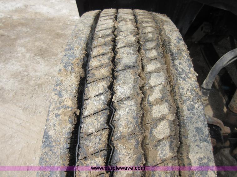 image for item I2003 2001 Mack CH613 semi truck