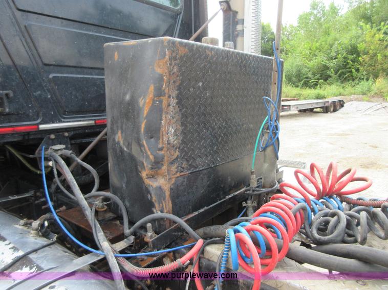 image for item I2003 2001 Mack CH613 semi truck