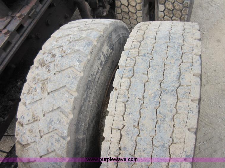 image for item I2003 2001 Mack CH613 semi truck