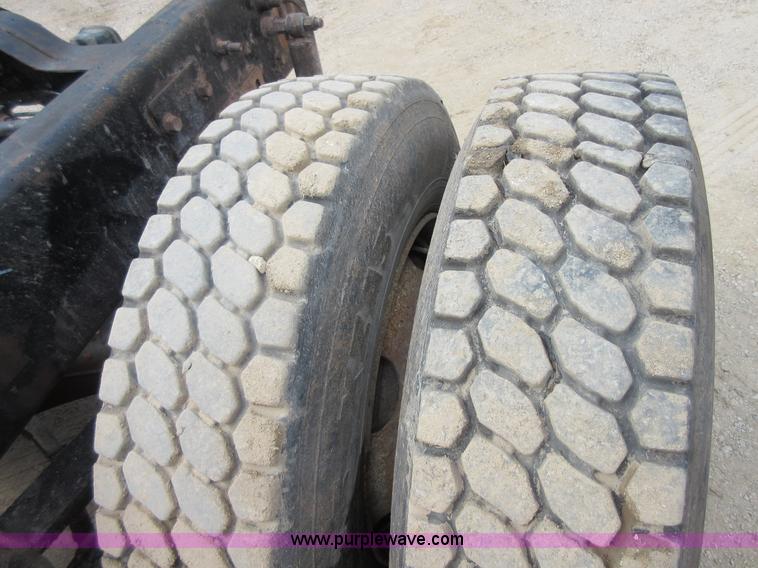 image for item I2003 2001 Mack CH613 semi truck