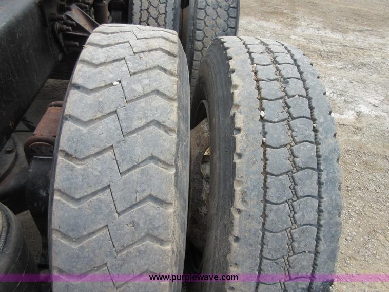 image for item I2003 2001 Mack CH613 semi truck