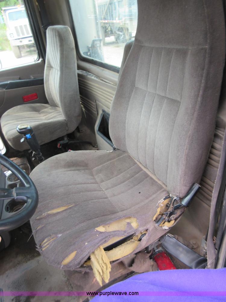 image for item I2003 2001 Mack CH613 semi truck