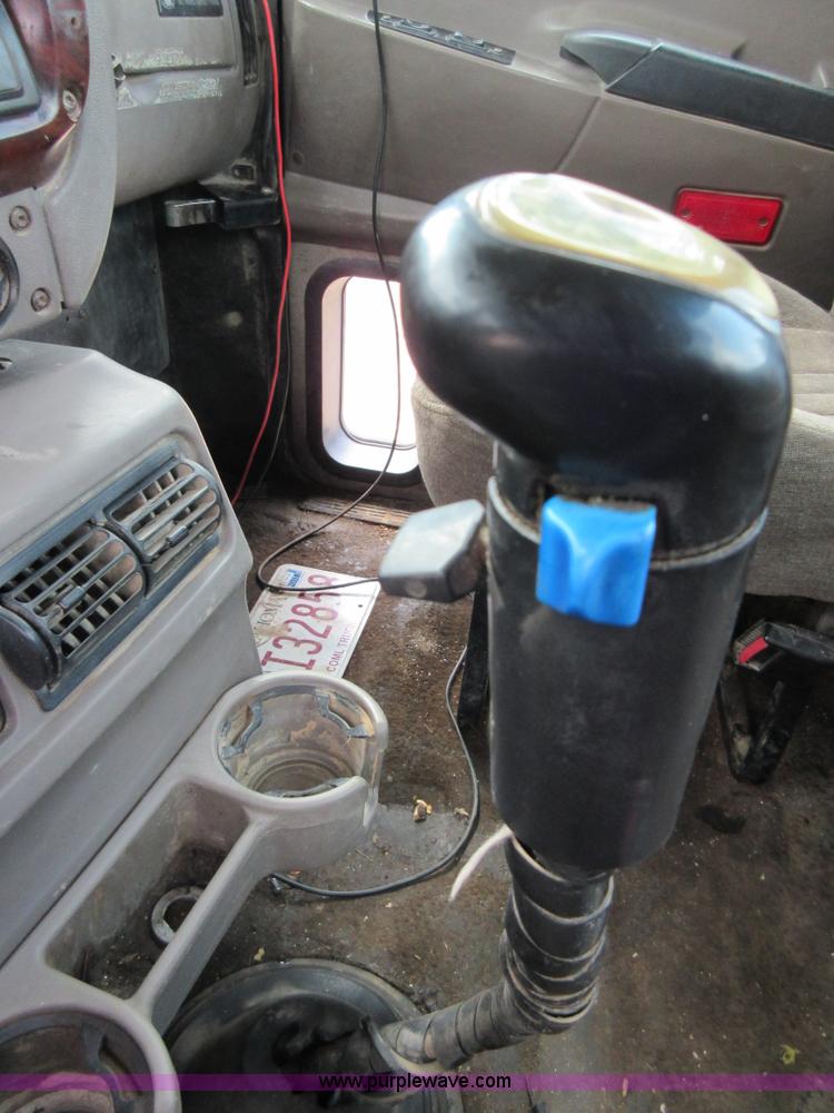 image for item I2003 2001 Mack CH613 semi truck