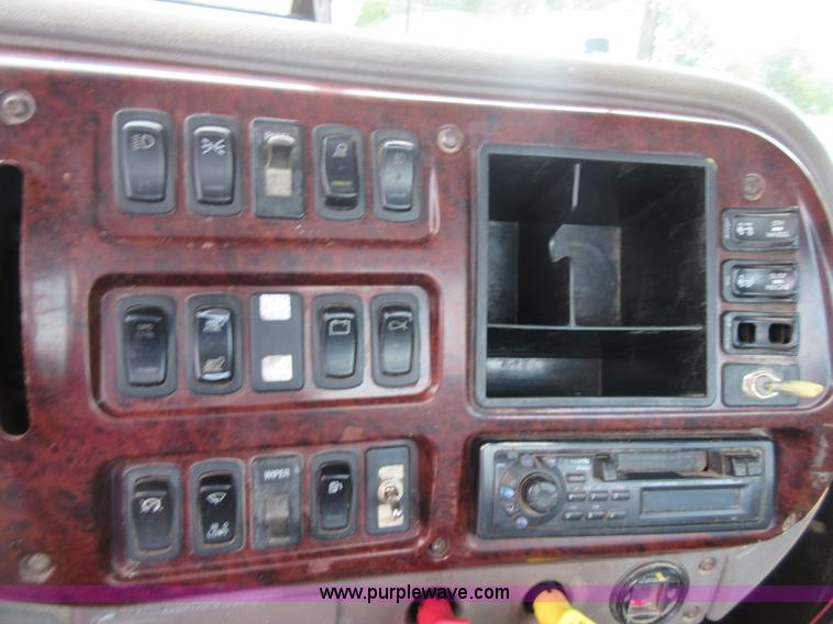 image for item I2003 2001 Mack CH613 semi truck