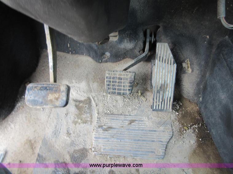 image for item I2003 2001 Mack CH613 semi truck