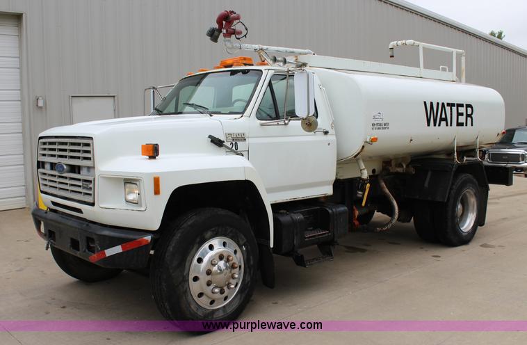 image for item J3624 1991 Ford F800 water truck