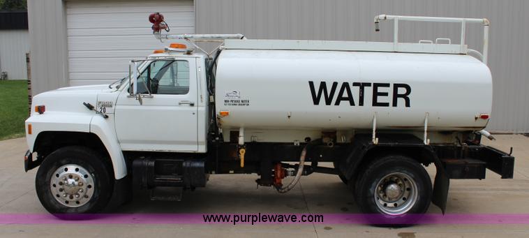 image for item J3624 1991 Ford F800 water truck