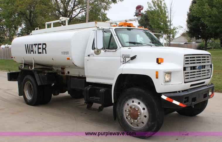 image for item J3624 1991 Ford F800 water truck