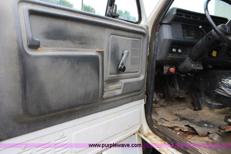 image for item J3624 1991 Ford F800 water truck