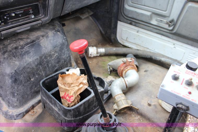 image for item J3624 1991 Ford F800 water truck