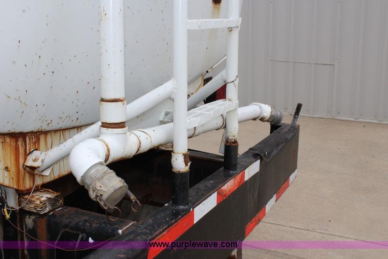 image for item J3624 1991 Ford F800 water truck