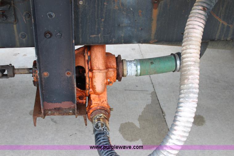 image for item J3624 1991 Ford F800 water truck