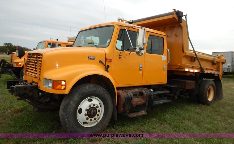 image for item J6377 2002 International 4900 Crew Cab dump truck