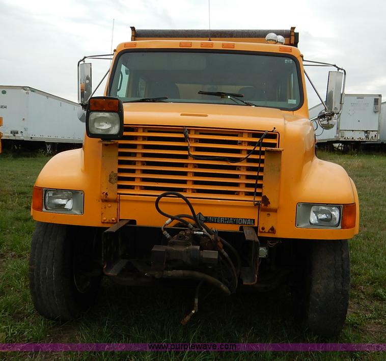image for item J6377 2002 International 4900 Crew Cab dump truck