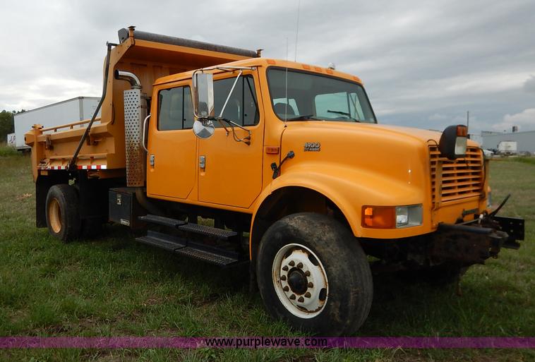 image for item J6377 2002 International 4900 Crew Cab dump truck