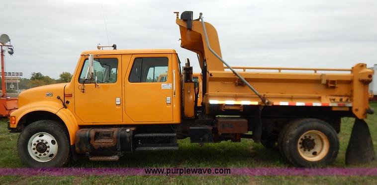image for item J6377 2002 International 4900 Crew Cab dump truck