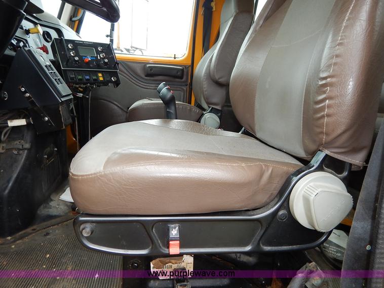 image for item J6377 2002 International 4900 Crew Cab dump truck