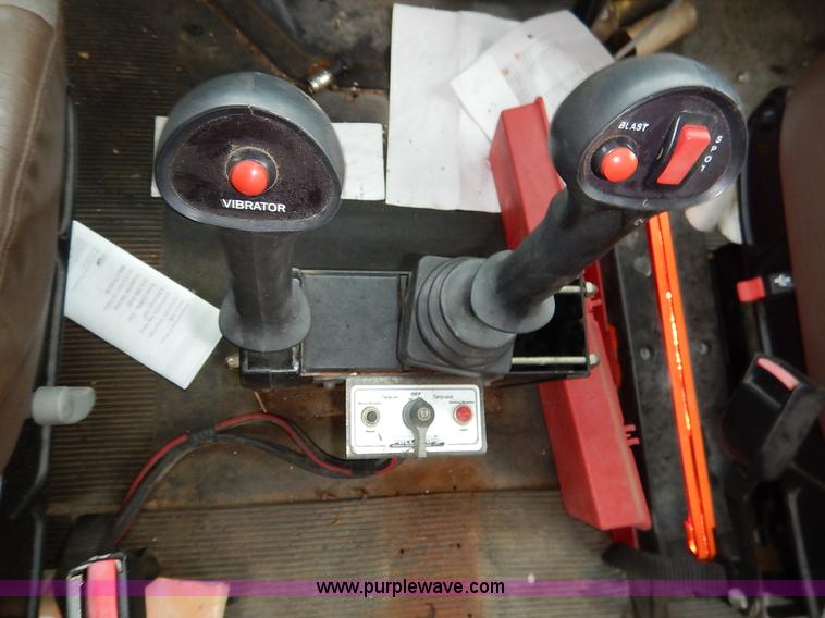 image for item J6377 2002 International 4900 Crew Cab dump truck