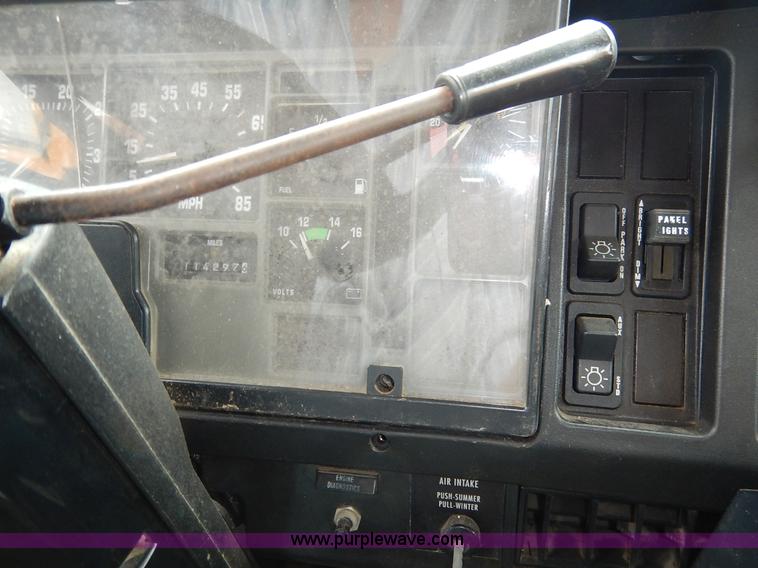 image for item J6377 2002 International 4900 Crew Cab dump truck