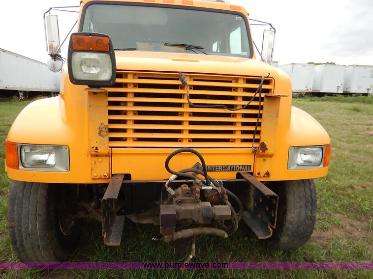 image for item J6377 2002 International 4900 Crew Cab dump truck