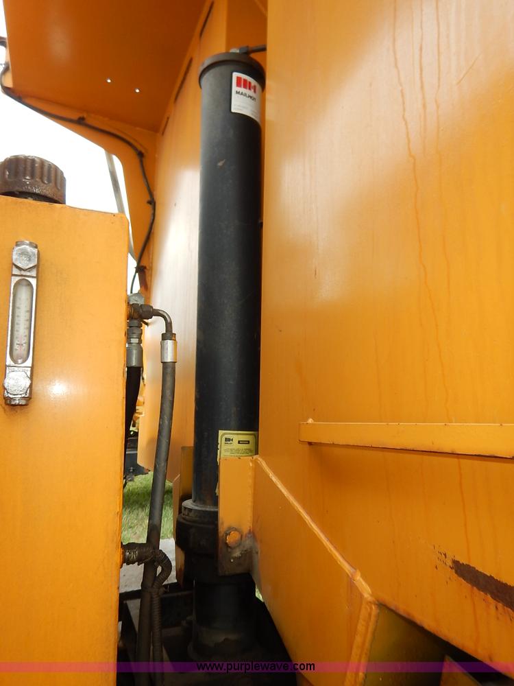 image for item J6377 2002 International 4900 Crew Cab dump truck