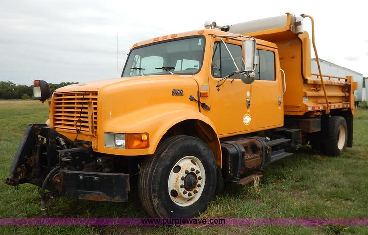 image for item J6378 2002 International 4900 Crew Cab dump truck