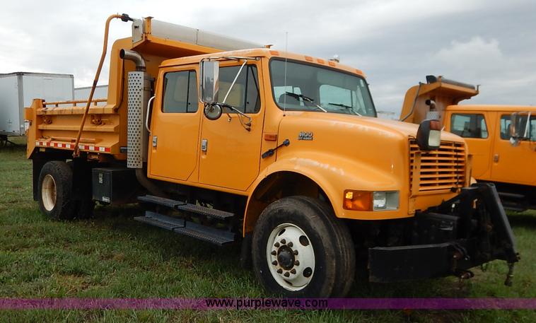 image for item J6378 2002 International 4900 Crew Cab dump truck